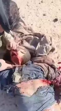Palestinian Soldier Beheads The Body Of An ISIS Militant
