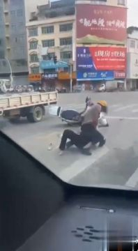 Ex-husband Stabbed His Wife In Broad Daylight. China