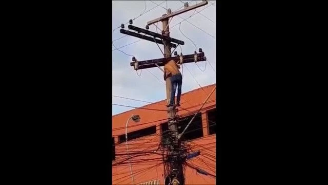 The Idiot On The Pole Was Electrocuted