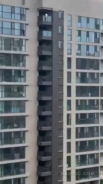 Chinaman Student Takes Swan Dive Off Tall Building