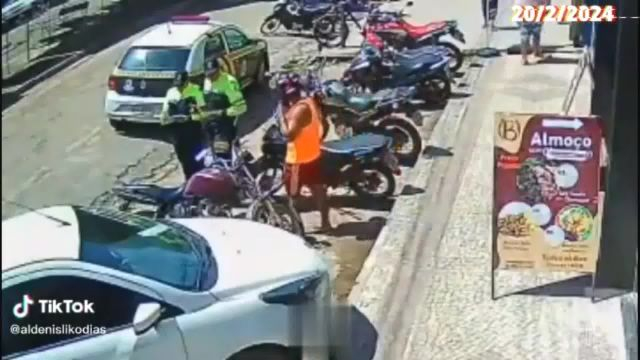 Police Officer Try To Take The Keys Off Motorcyclist And That End Very Bad