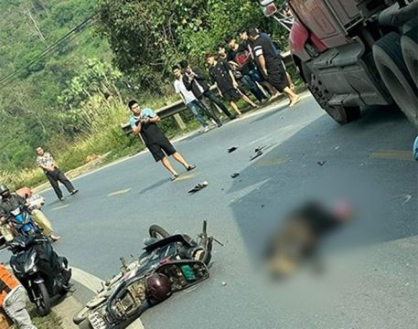 A Female Motorcyclist Lost Control And Crashed Into A Truck. Vietnam