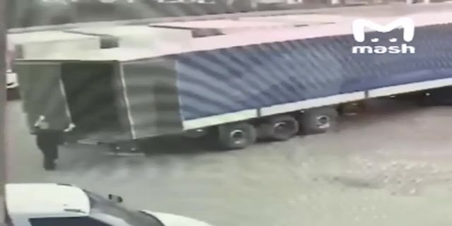 With A Gust Of Wind, The Door Of The Truck Body Closed, Knocking Out The Driver