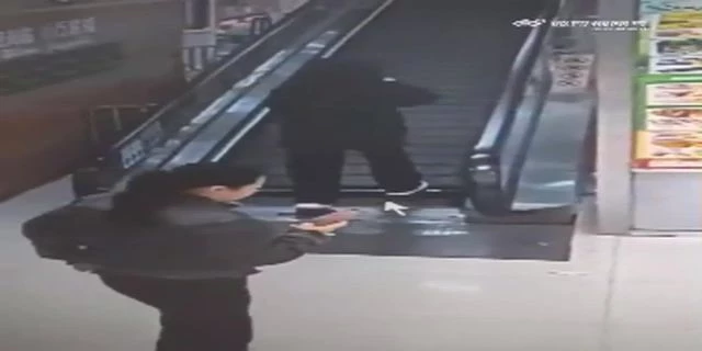 A Woman Got Stuck On An Escalator At A Supermarket In Fengxiang, Shanghai