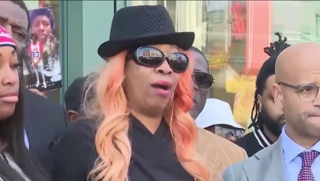 Mother Of Dexter Reed Who Was Shot And Killed By Chicago Police During A Traffic Stop, Falls Over During A Press Conference