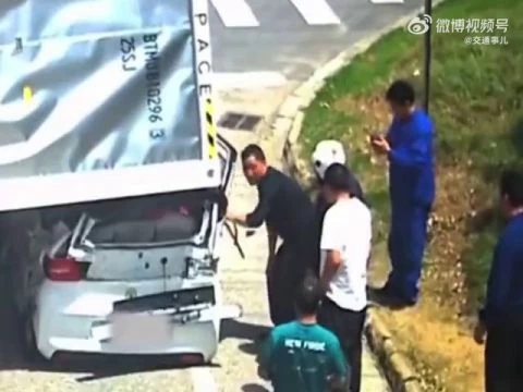 Miraculously, No One Died In A Passenger Car After A Truck Fell On It