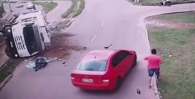 Scavengers Got Out Of An Overturned Garbage Truck In Front Of Eyewitnesses In Brazil