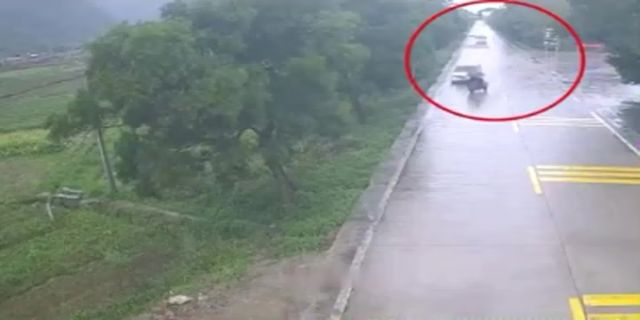 A Car And A Motorcycle Overturned Into A Ditch In Front Of Doctors In China