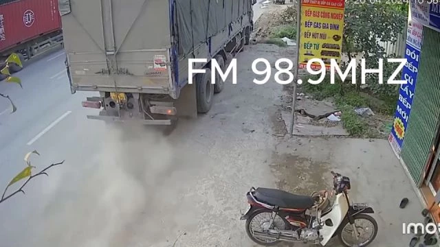 A Motorcyclist At High Speed Flew Under A Truck