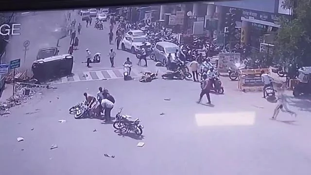 A Car At High Speed Demolished 7 People On Motorcycles, 3 Were Killed