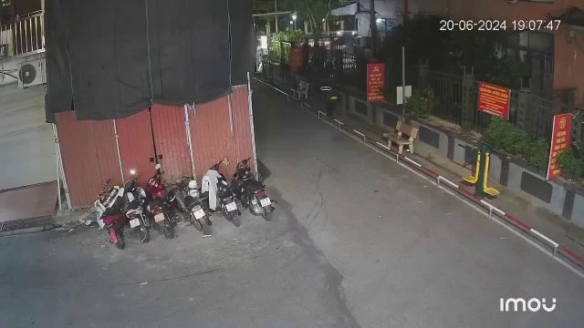 The Moment An Unknown Woman Fell From A Height Onto The Road