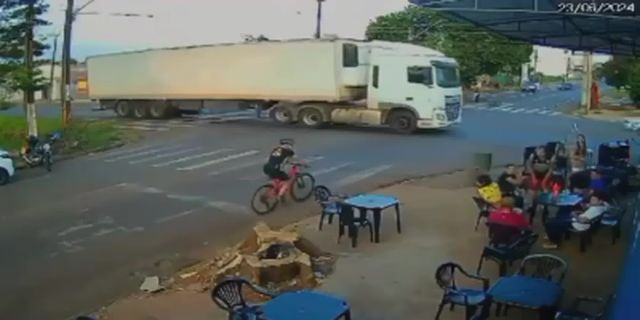 A Motorcyclist Miraculously Avoids An Accident With A Truck, Fleeing From A Police Attack