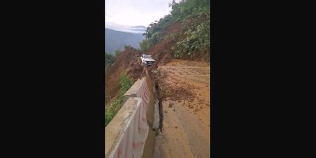 The Driver And Passengers Barely Managed To Escape From A Car Blocked By A Landslide In China