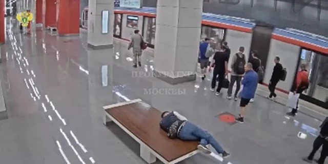 A Dude Stole A Phone From A Sleeping Subway Passenger. After 2 Stations, The Thief Was Caught And Detained. Moscow, Russia