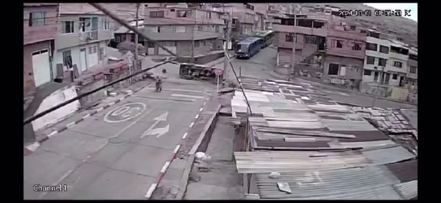 A Bus Without Brakes Almost Crushed Two Girls. Colombia