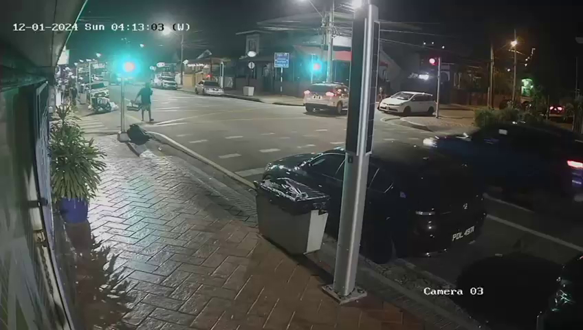 The Police Rushed In Pursuit Of A Car In Front Of Their Eyes That Hit A Pedestrian