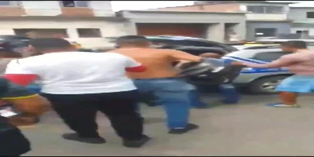 Off-Duty Brazilian Police Officer Is Beaten By Members Of The Public After Killing A Criminal.