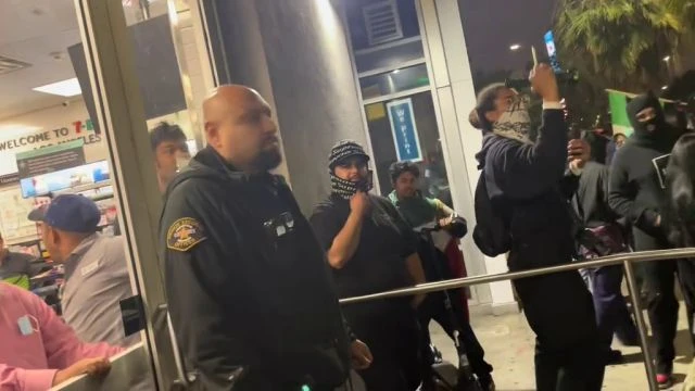 ICE Protesters vs 7 Eleven Employees